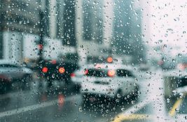 AMSS: Pljuskovi i kiša otežavaju saobraćaj