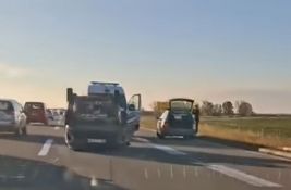 VIDEO: Udes na auto-putu kod isključenja za Staru Pazovu - automobil prevrnut na krov