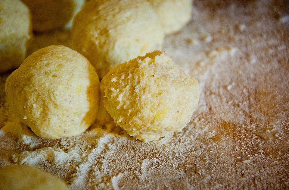 Pečene knedle sa kiselim kupusom i dimljenom slaninom