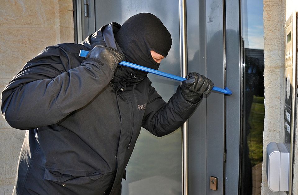 Uhapšen zbog sedam krađa: Obijao vikendice po Barajevu i odnosio šta je stigao