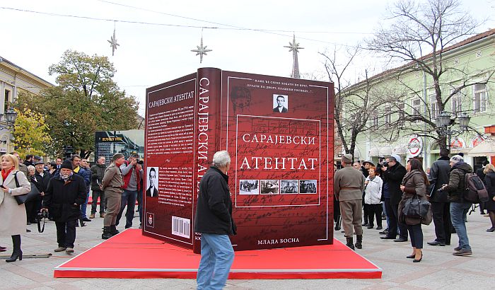 FOTO: U centru otvorena izložba 