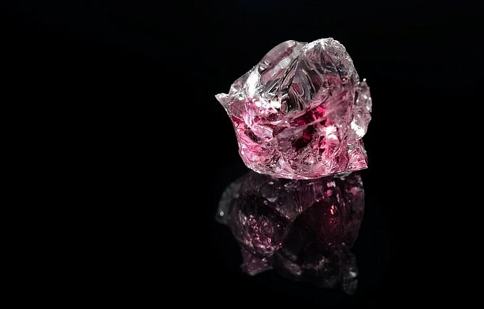 Dijamant prodat na aukciji za 26,6 miliona dolara