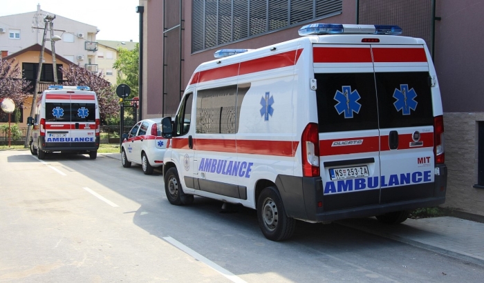 Muškarac povređen u sudaru tri automobila u Kamenici