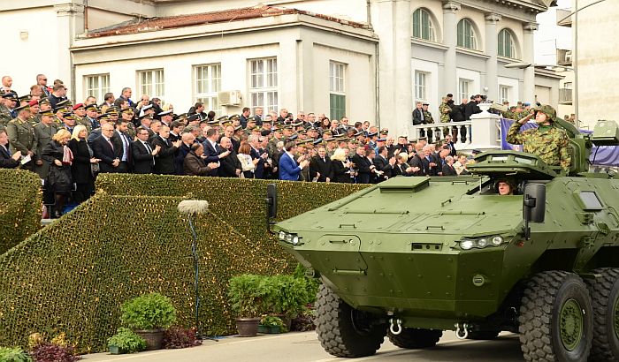 "Troši se na paradu, a kad vojnici traže topli obrok, kažu da nema para"