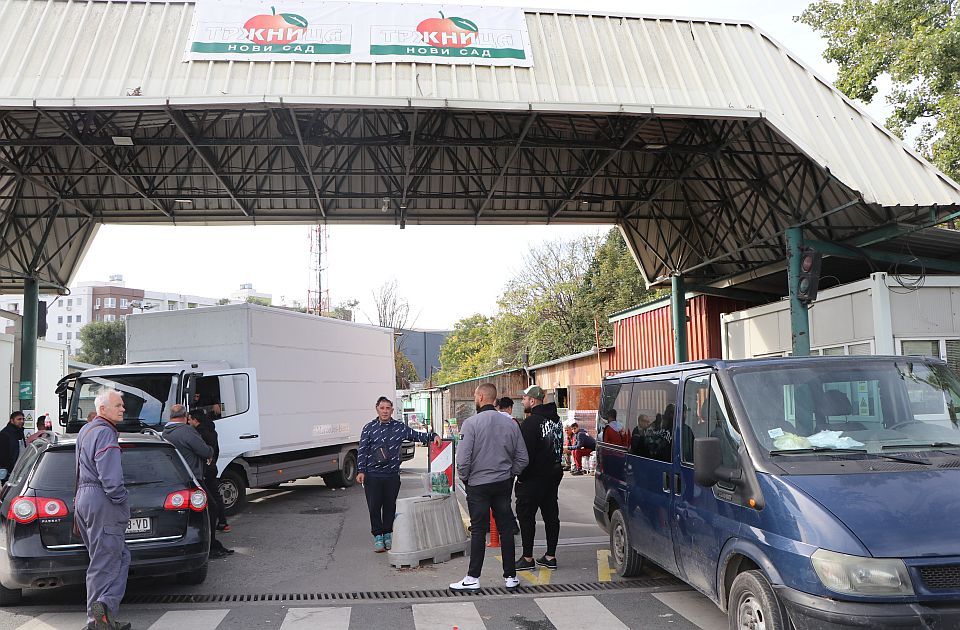 FOTO, VIDEO: Nezadovoljni prodavci blokirali ulaz na Kvantaš, traže manje pijačarine