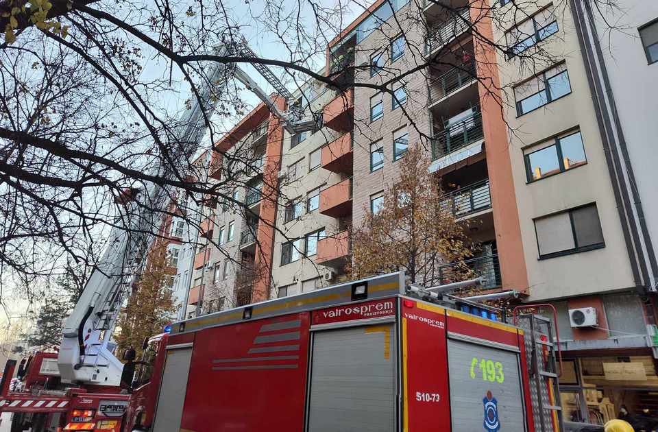 FOTO: Požar u stanu u Stevana Musića,žena se nagutala dima