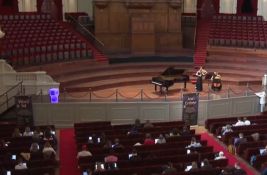 VIDEO: Studenti u Amsterdamu se pripremaju za ispite dok im muzičari sviraju klasičnu muziku