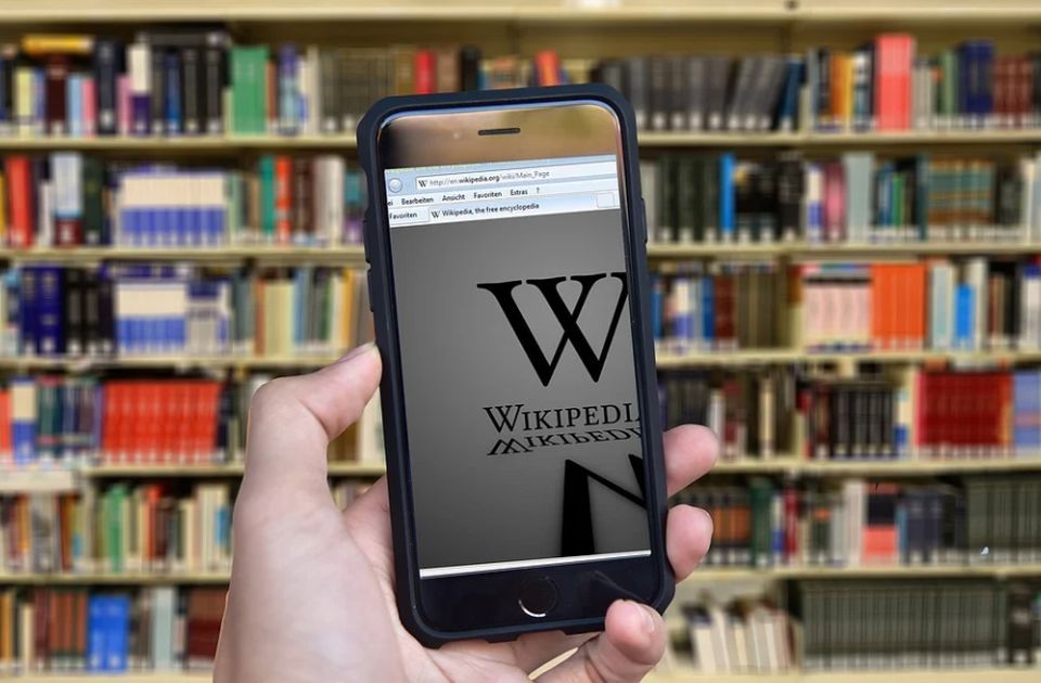 Wikipedia zabranila korišćenje veštačke inteligencije za pisanje članaka