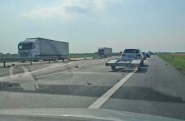FOTO: Šleper na auto-putu Novi Sad - Beograd probio ogradu, uleteo u suprotne trake i naleteo na više vozila