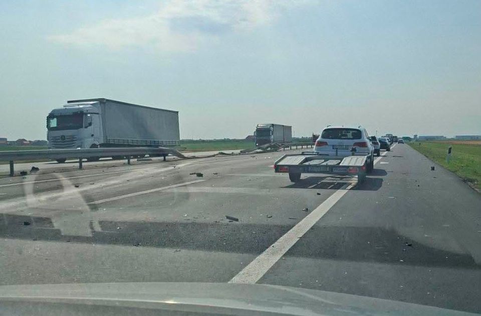FOTO: Šleper na auto-putu Novi Sad - Beograd probio ogradu, uleteo u suprotne trake i naleteo na više vozila