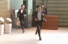 VIDEO Japanska ministarka kasnila na sastanak: Ona i asistent trčali, kasnije se izvinila celoj naciji