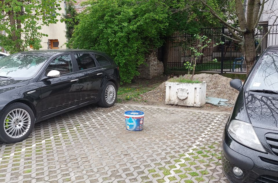 FOTO Cilj opravdava sredstvo: Kako Novosađani fizički sprečavaju druge da parkiraju na javni parking