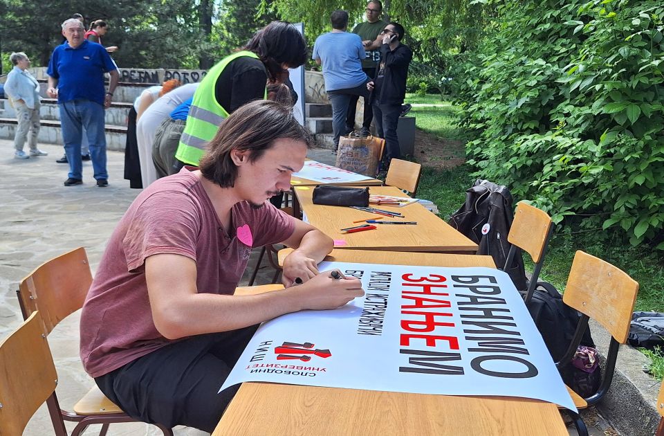 "Smotra" pobunjenih Univerziteta u Beogradu, Nišu i Kragujevcu: "Branimo znanje(m)" "Smotra" pobunjenih Univerziteta u Beogradu, Nišu i Kragujevcu: "Branimo znanje(m)"