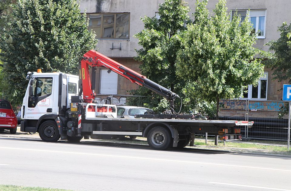 Sada možete da kupite "pauka" koji vam je odnosio automobile - Parking servis prodaje dva kamiona