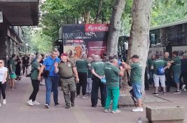 Studenti u blokadi PMF-a: Osobe dovedene iz Niša u Beograd preoblače se u majice veterana