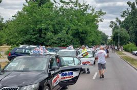 FOTO, VIDEO: Novosađani krenuli za Beograd na Vidovdanski protest