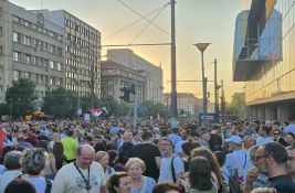 Rojters: Desetine hiljada u Beogradu traže izbore i kraj Vučićeve vladavine