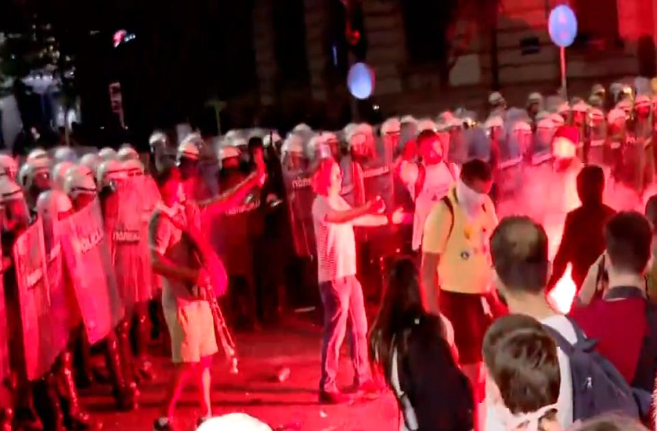 VIDEO Pogledajte snimke incidenata iz Beograda - sukob okupljenih sa policijom