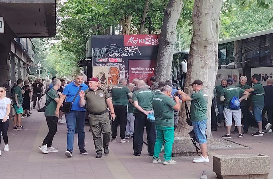 Studenti u blokadi PMF-a: Osobe dovedene iz Niša u Beograd preoblače se u majice veterana Studenti u blokadi PMF-a: Osobe dovedene iz Niša u Beograd preoblače se u majice veterana