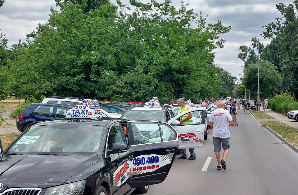 FOTO, VIDEO: Novosađani krenuli za Beograd na Vidovdanski protest