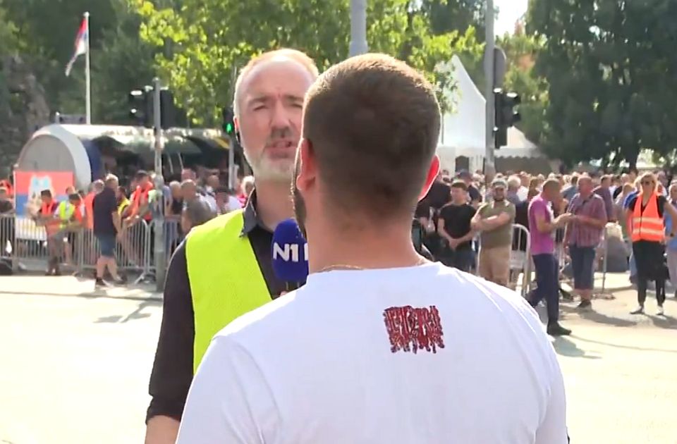 Policija iz Pionirskog parka udaljila osobu koja je provocirala i uznemiravala novinare Policija iz Pionirskog parka udaljila osobu koja je provocirala i uznemiravala novinare