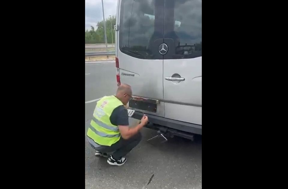 VIDEO: Policija zaustavila mini bus kojim su studenti išli iz Novog Sada za Beograd