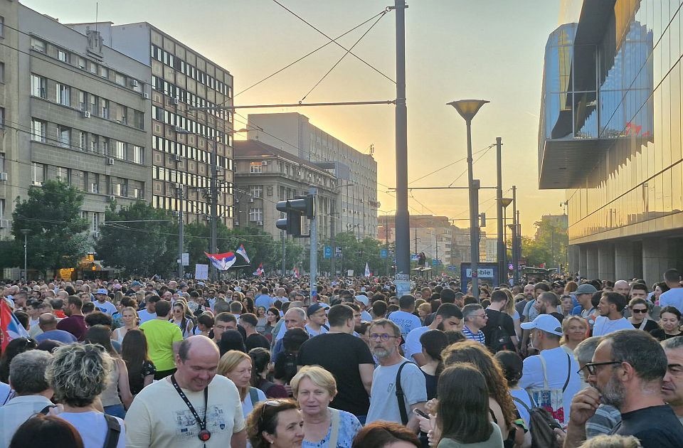 Rojters: Desetine hiljada u Beogradu traže izbore i kraj Vučićeve vladavine Rojters: Desetine hiljada u Beogradu traže izbore i kraj Vučićeve vladavine