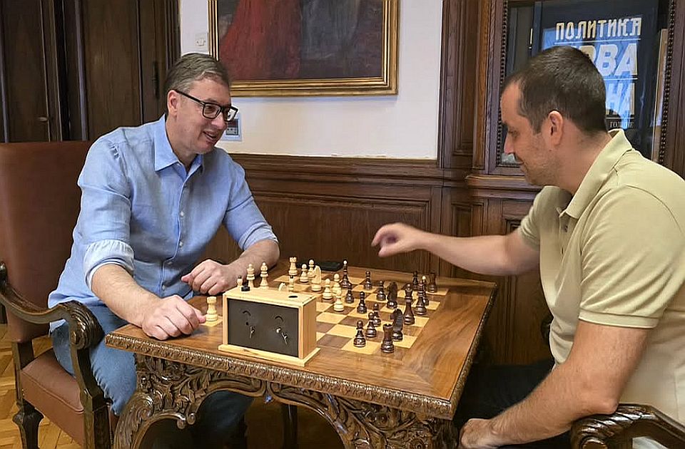 Vučić pre podne očekivao nasilje, popodne igrao šah: "Trenuci relaksacije" Vučić pre podne očekivao nasilje, popodne igrao šah: "Trenuci relaksacije"