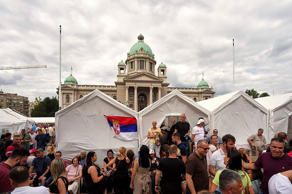 Poruke sa skupa studenata koji žele da uče u Pionirskom parku: Hibridni rat