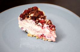 Praznični kolač sa malinama i jogurtom - osvežavajući desert bez komplikacija