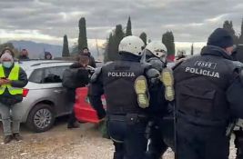 VIDEO: Meštani Botuna telima blokirali izgradnju prečistača, Milan Knežević sam ušao u maricu 