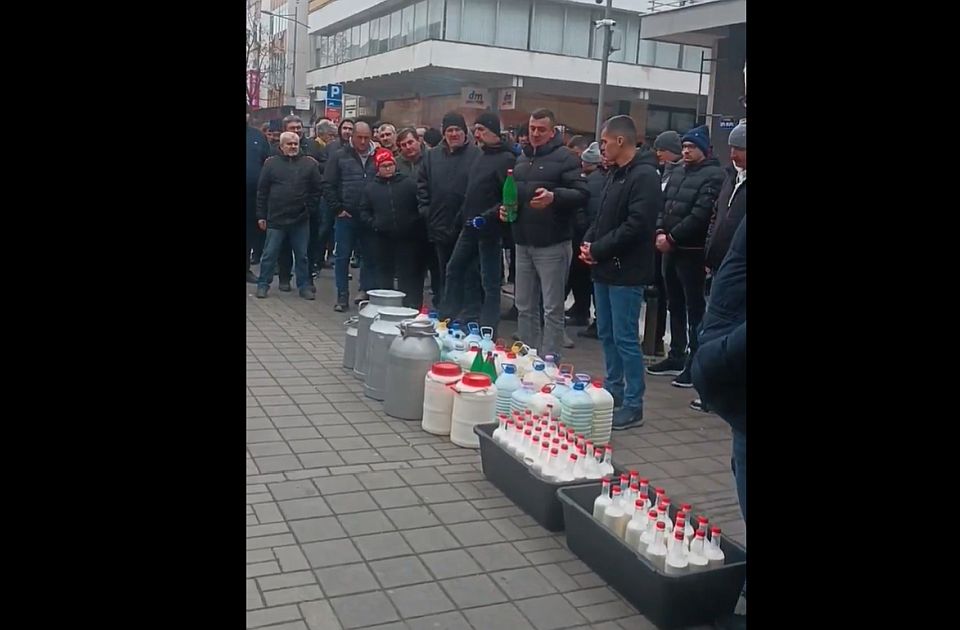 VIDEO Umesto da proliju: Farmeri u Kraljevu dele mleko građanima i u humanitarne svrhe