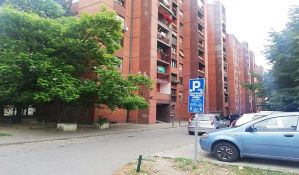 FOTO: Pauk odneo automobile parkirane ispred zgrade u Turgenjevoj, stanari protestovali