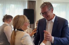 VIDEO: Vučić zaplesao na oproštajnom koktelu u Predsedništvu povodom kraja njegovog mandata