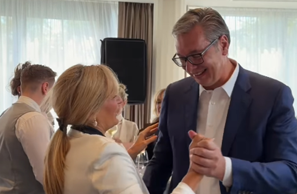 VIDEO: Vučić zaplesao na oproštajnom koktelu u Predsedništvu povodom kraja njegovog mandata