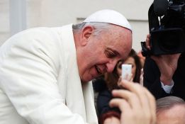 Papa berberima i frizerima: Ne tračarite u salonima