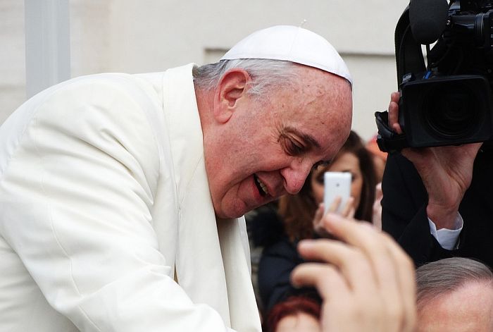 Papa berberima i frizerima: Ne tračarite u salonima