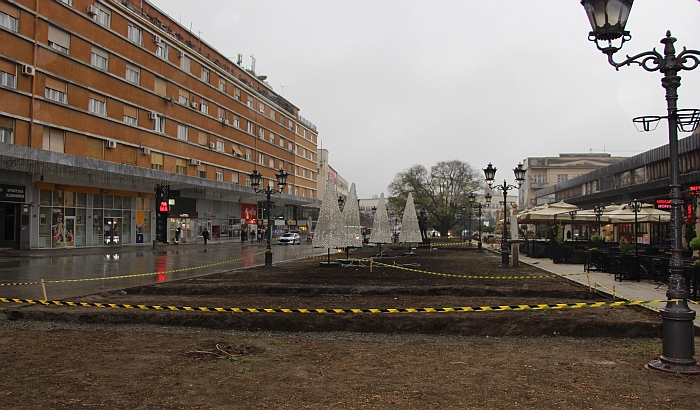 FOTO: Grade staze preko zelene površine u Modene