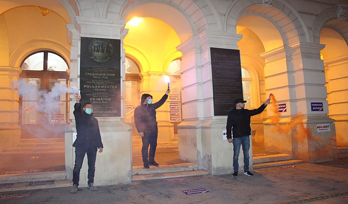 FOTO, VIDEO: Gradska kuća izlepljena plakatima, SZS poručio da nam treba više uzbunjivača