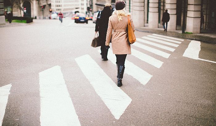 Pešacima zabranjeno da kucaju poruke dok prelaze ulicu