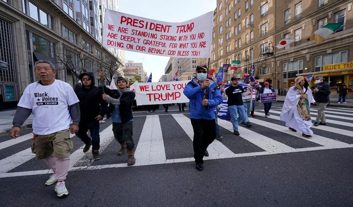 Trampove pristalice se okupile u centru Vašingtona, žale se na "izbornu krađu"
