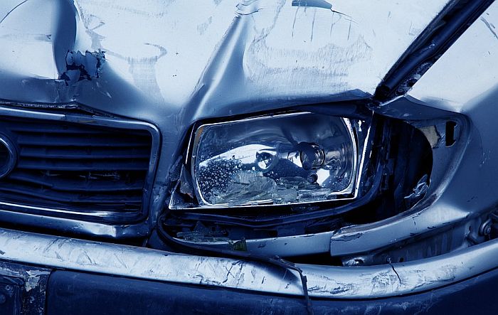 Vozač "pasata" nakon svađe sa drugim vozačima oštetio dva automobila, prošao kroz crveno i izazvao udes