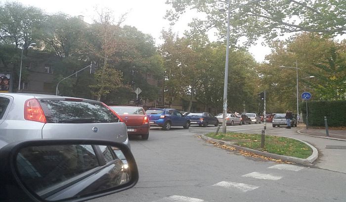 FOTO: Kolaps u saobraćaju, semafori ne rade jer nema struje