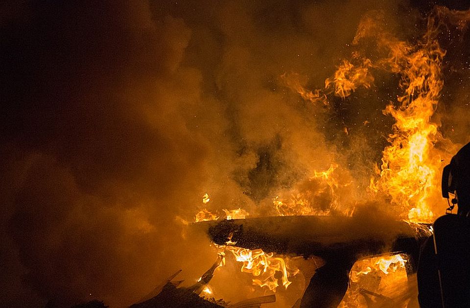 Napadnut i zapaljen kombi kojim se osmoro mladih vraćalo sa derbija