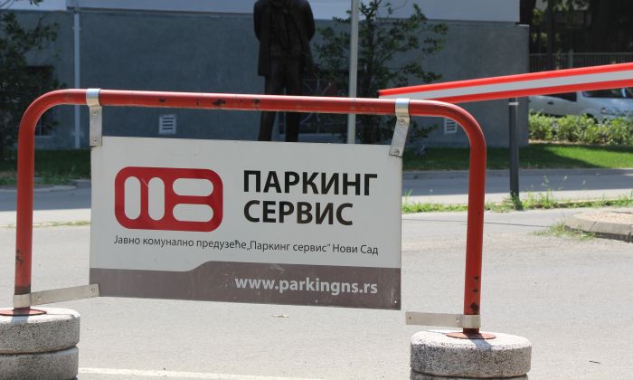 Obeležavaju se parking mesta u Petrovaradinu i prestaje naplata kod Štranda