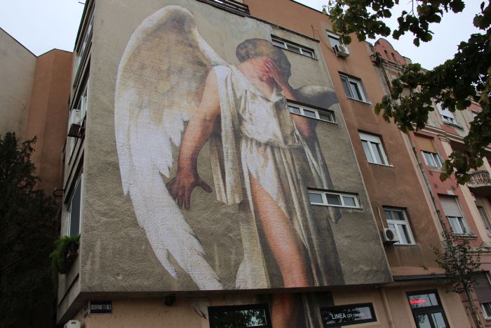 FOTO: Mural "Anđeo mira" na fasadi zgrade na Trgu Neznanog junaka 