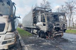 FOTO: Nepoznato zašto se automobil zakucao u kamion na Novom naselju