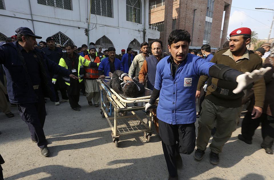 VIDEO: Više od 60 mrtvih u napadu bombaša-samoubice u džamiji u Pakistanu