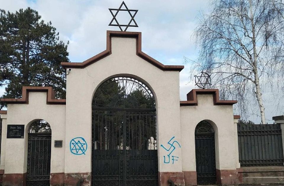 Antisemitski grafiti na Jevrejskom groblju u Beogradu