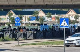 VIDEO: Veći broj muškaraca se okupio na Limanu, pretpostavlja se da idu da iscrtaju trobojke